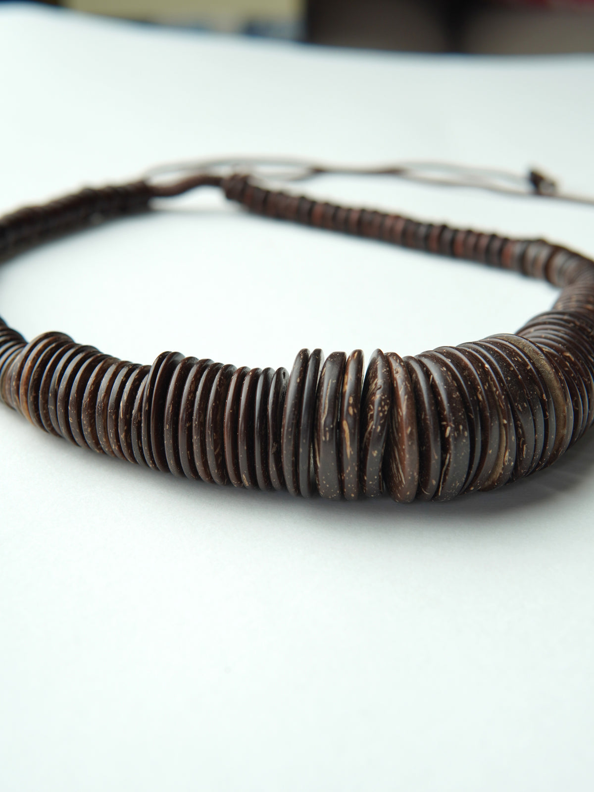 Detaliu de aproape cu discuri din lemn și textură naturală, evidențiind finisajul mat.