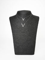 Colier argintiu cu două pandantive în formă de V de dimensiuni diferite, din oțel inoxidabil.