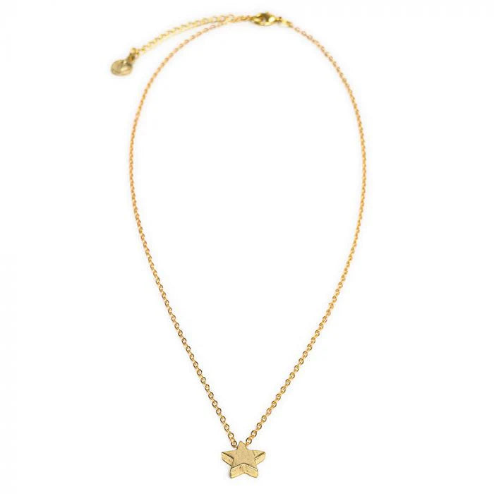 Colier fin din alamă cu pandantiv în formă de stea plină, prezentat pe fundal alb.