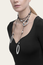 Colier lariat din aluminiu reciclat cu pandantive ovale, detaliu