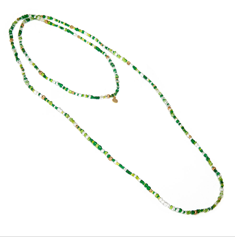 Colier lung handmade, desfășurat complet, realizat din mărgele verzi și detalii aurii din alamă, fără sistem de închidere.