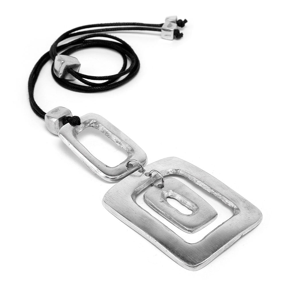 Colier cu șnur negru și pandantiv metalic în trei trepte dreptunghiulare, realizat din aluminiu 100% reciclat, fotografiat pe fundal alb.