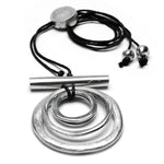 Colier pe șnur negru cu pandantiv din cercuri metalice din aluminiu 100% reciclat, fotografiat pe fundal alb.