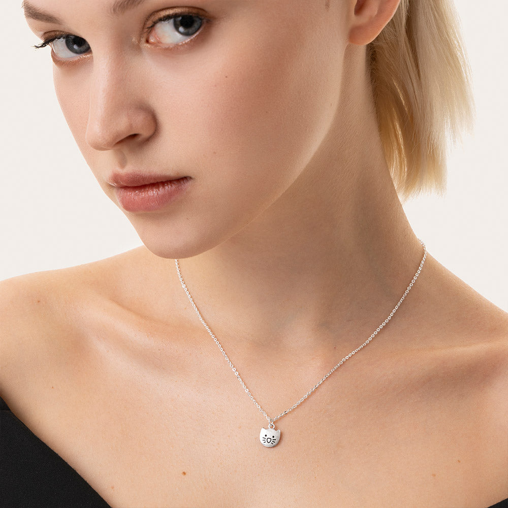 Colier argintiu cu pandantiv pisică pe lanț fin, prezentat pe model, mesaj „All You Need is Love and a Cat”.