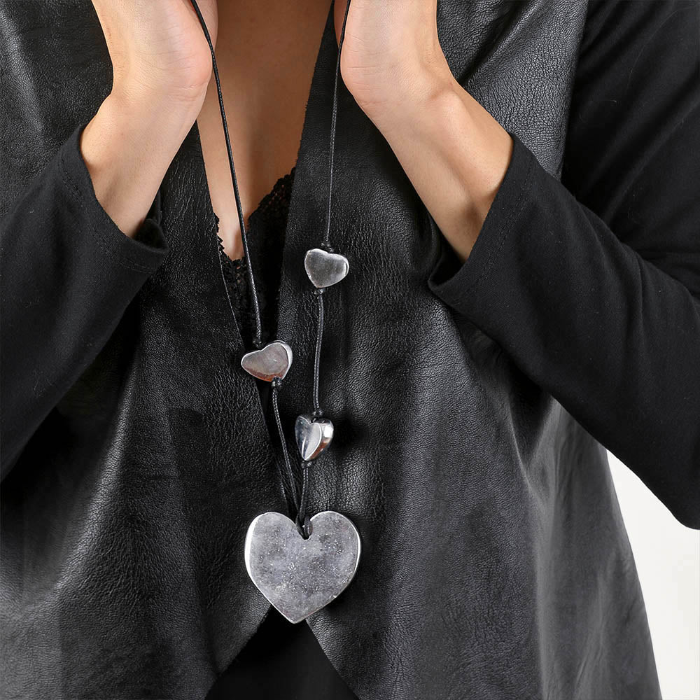 Colier pe șnur textil cu pandantiv mare în formă de inimă și trei inimi mai mici din aluminiu reciclat, fotografiat pe fundal alb.