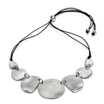 Colier semirotund cu plăci fine geometrice din aluminiu reciclat, pe șnur negru ajustabil, fotografiat pe fundal alb.