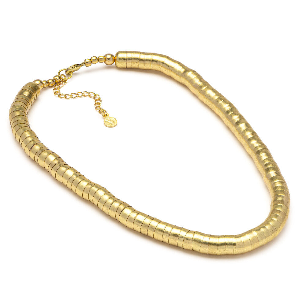 Colier din alamă reciclată, textură snake, închidere ajustabilă cu prelungire, fotografiat pe fundal alb.
