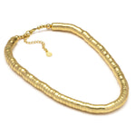 Colier din alamă reciclată, textură snake, închidere ajustabilă cu prelungire, fotografiat pe fundal alb.