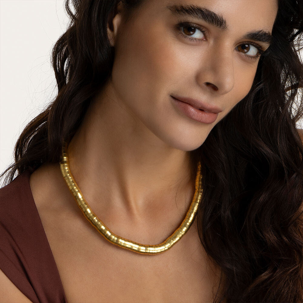 Colier din alamă reciclată cu textură snake, purtat pe gât pentru un look elegant și sofisticat.