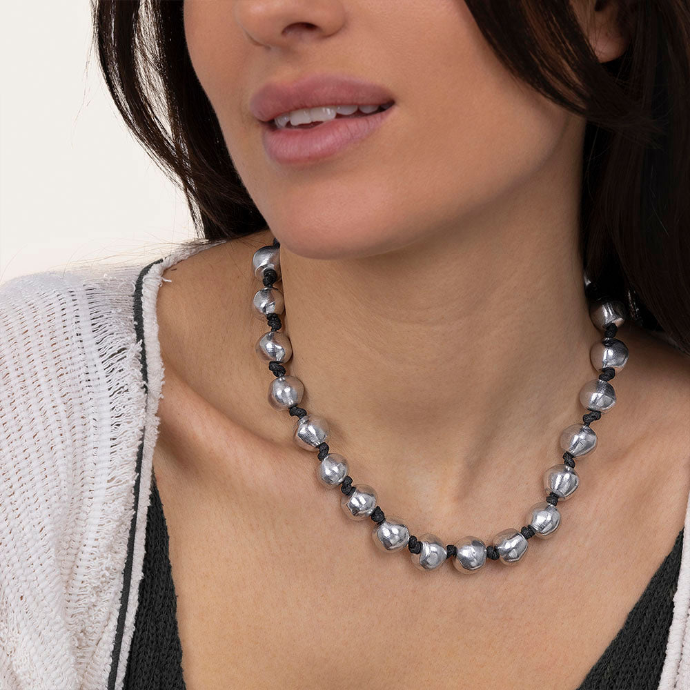 Colier cu 20 de sfere din aluminiu reciclat pe șnur negru ajustabil, fotografiat pe fundal alb.