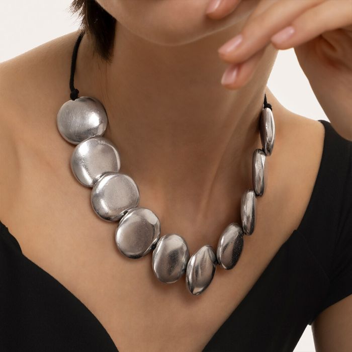 Colier statement handmade Vestopazzo, purtat pe gât, compus din elemente rotunde plate din aluminiu reciclat