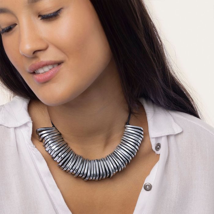 Colier handmade din aluminiu reciclat, cu plăcuțe maxi și închidere reglabilă, design statement. - purtat de model.