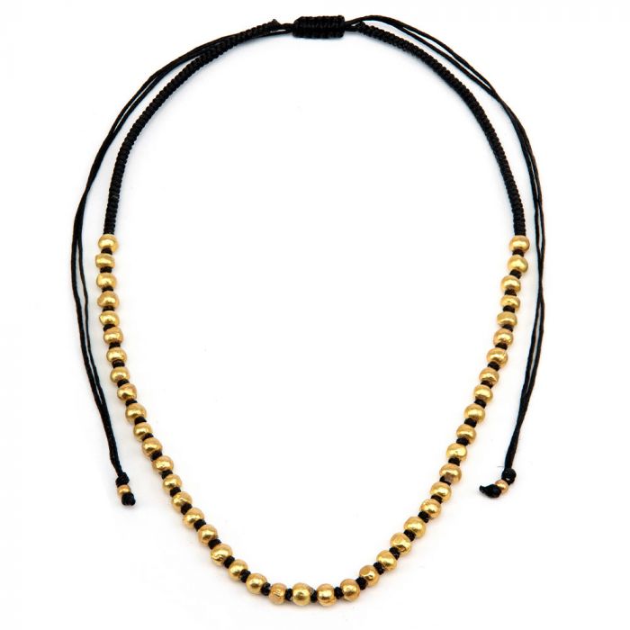 Colier handmade cu sfere aurii, realizat din aluminiu reciclat și fir de macrame, prezentat pe fundal alb