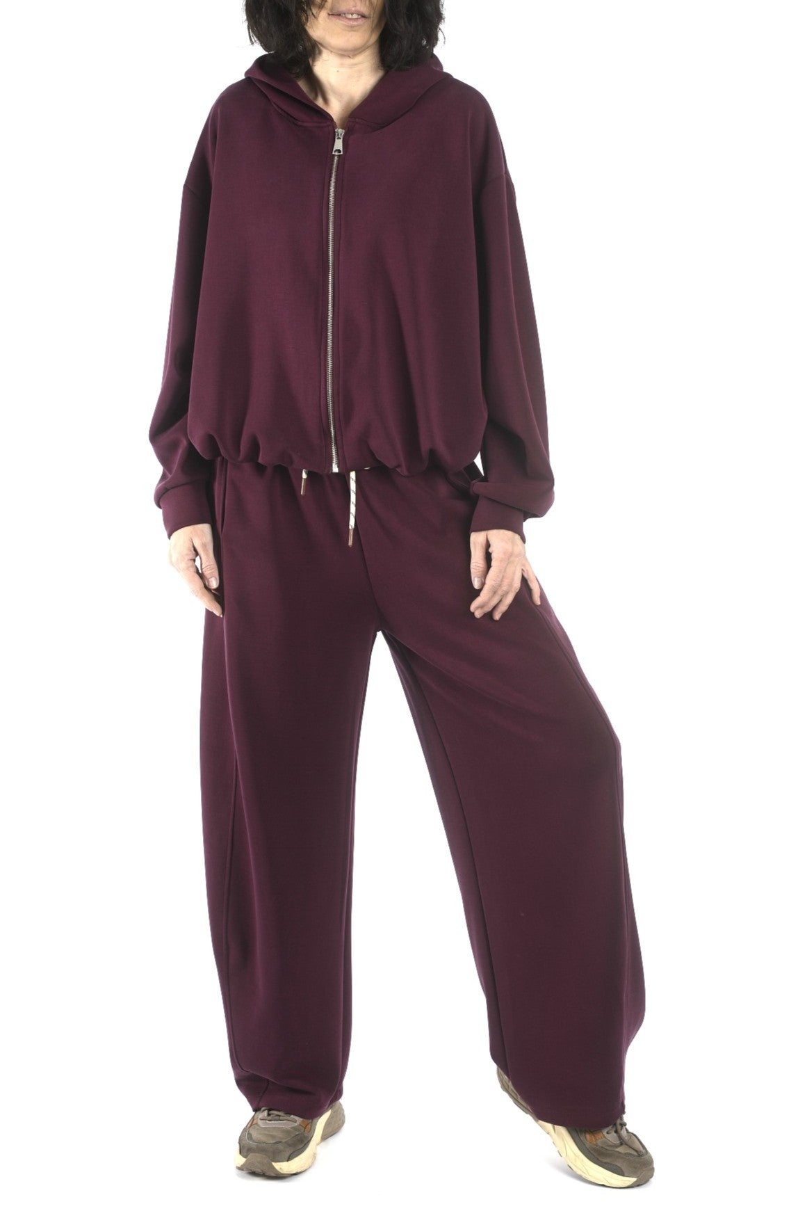 Detaliu hanorac bordo cu fermoar metalic și tiv ușor strâns, material moale și fluid.