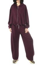 Detaliu hanorac bordo cu fermoar metalic și tiv ușor strâns, material moale și fluid.