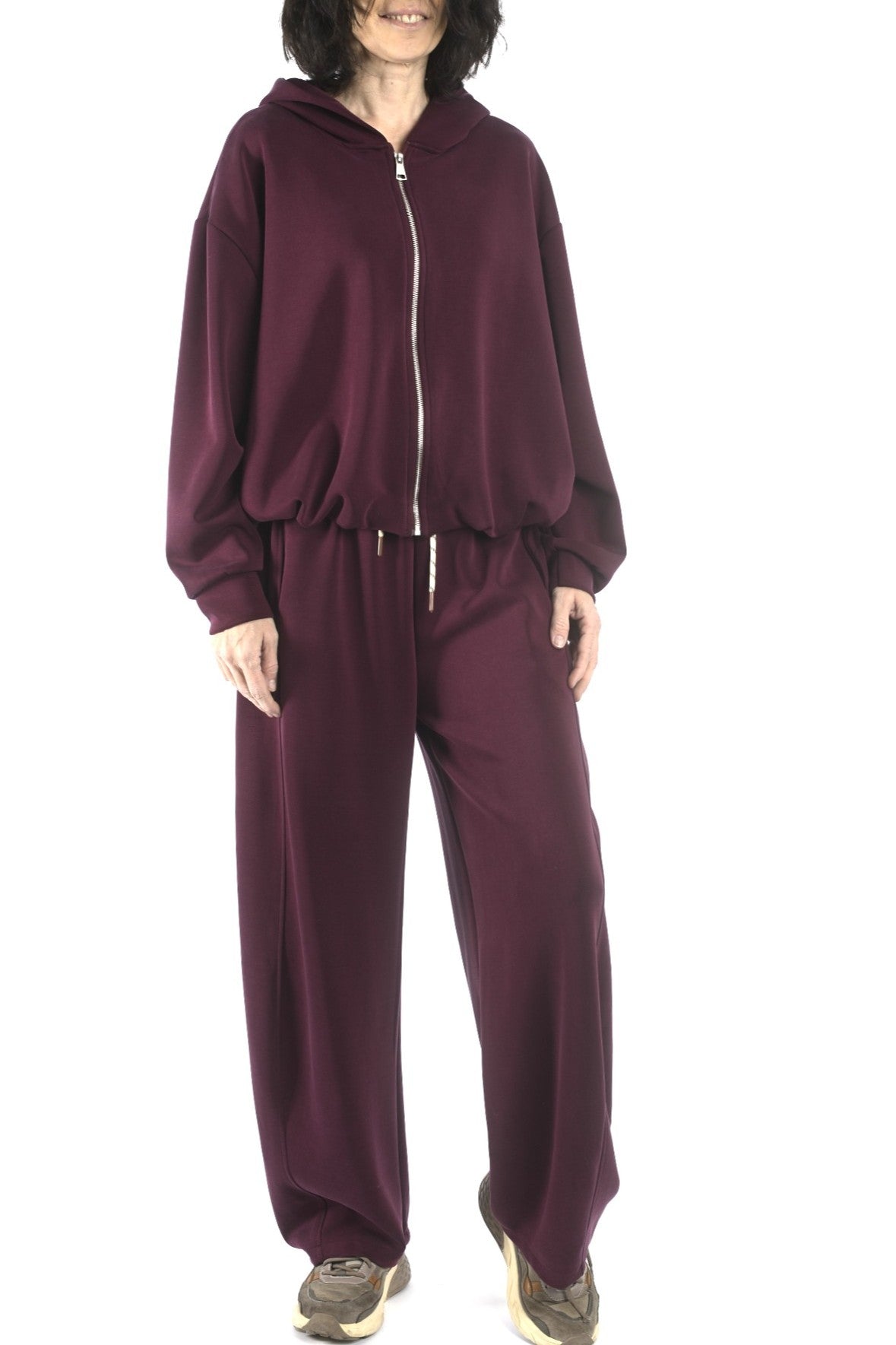 Compleu bordo format din hanorac cu glugă și fermoar și pantaloni largi cu talie elastică, vedere frontală.