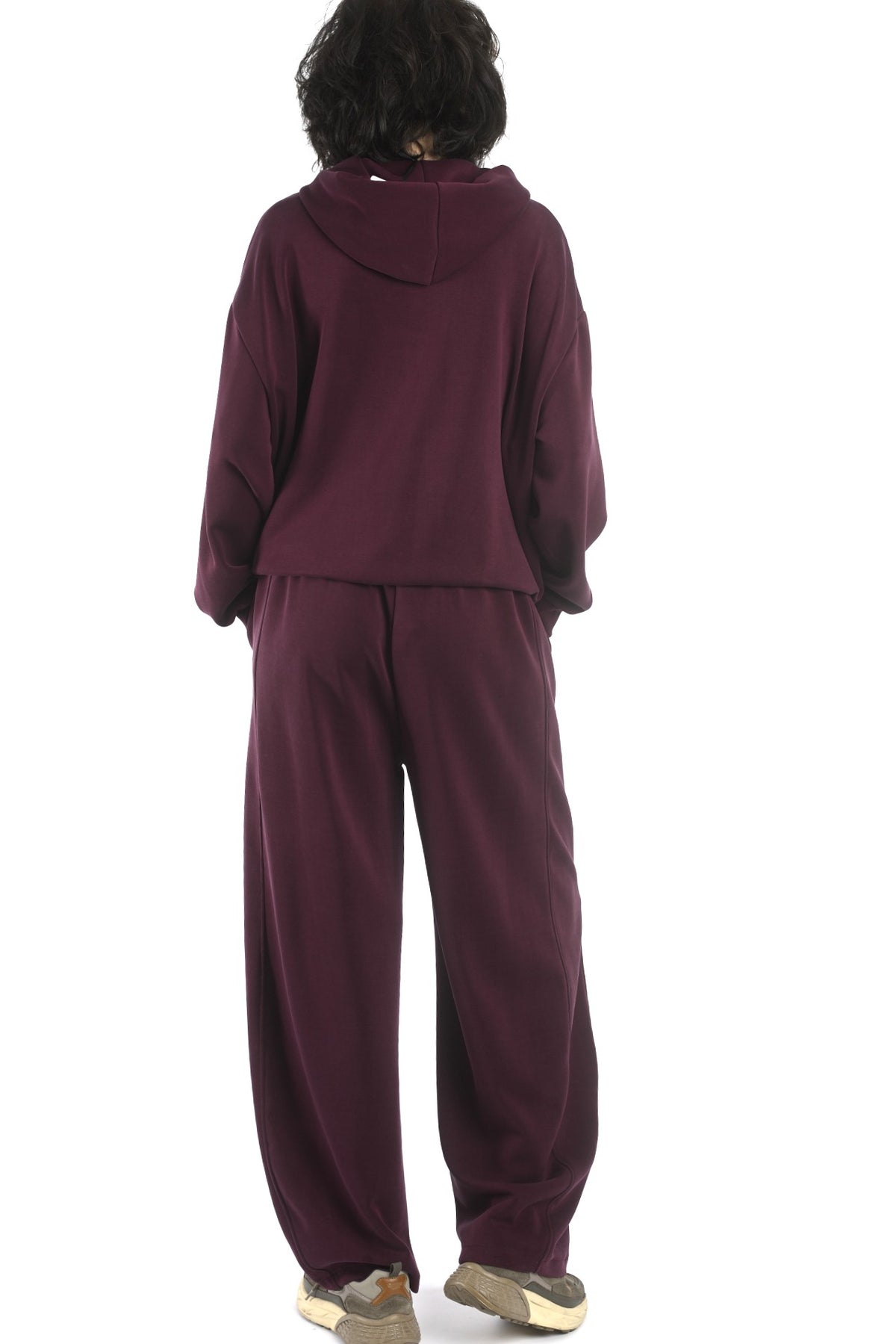 Pantaloni bordo cu croială largă, talie elastică și șnur decorativ, textură plăcută la purtare.