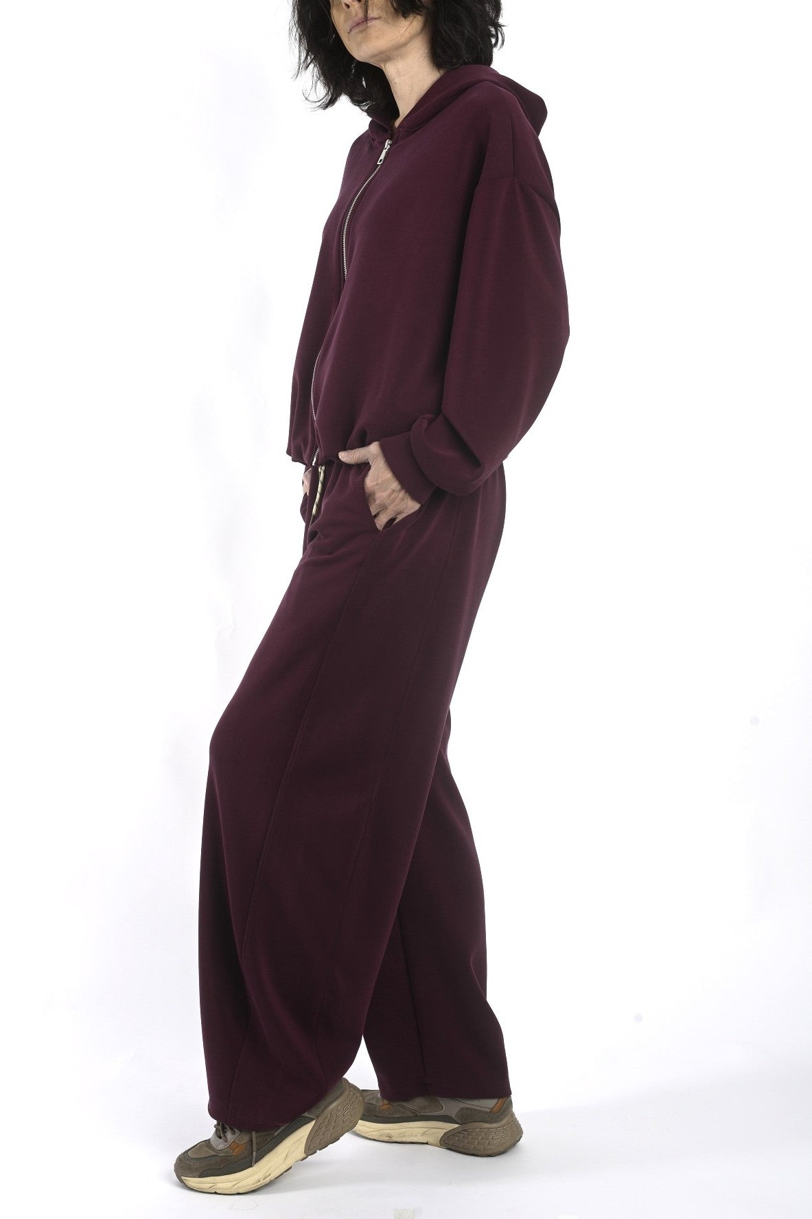 Compleu bordo văzut din spate, hanorac cu glugă și pantaloni largi cu cădere naturală.