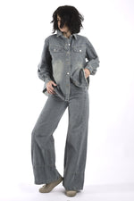 Vedere laterală a compleului din denim gri, cu bluză dreaptă și pantaloni cu talie elastică.