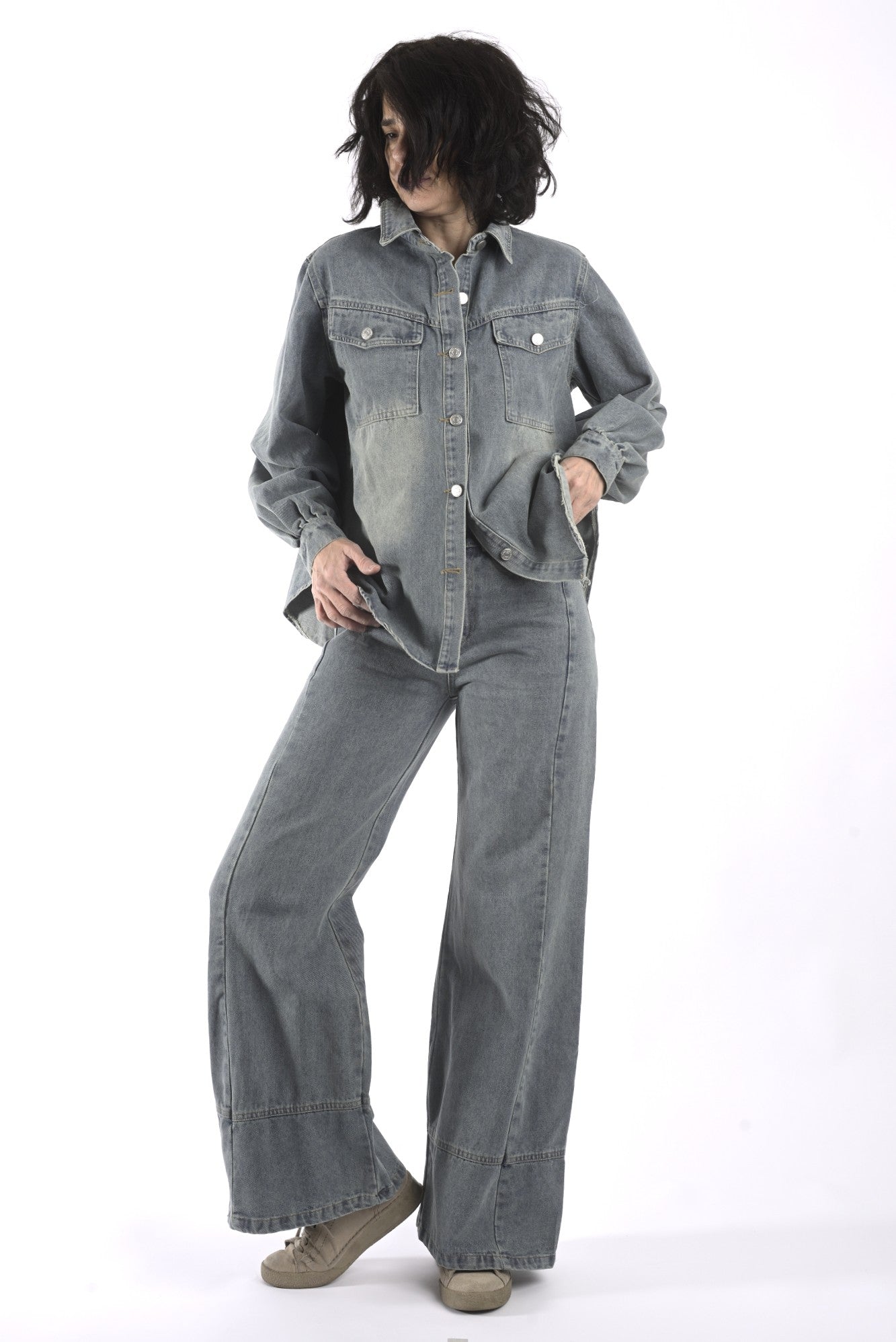 Vedere laterală a compleului din denim gri, cu bluză dreaptă și pantaloni cu talie elastică.