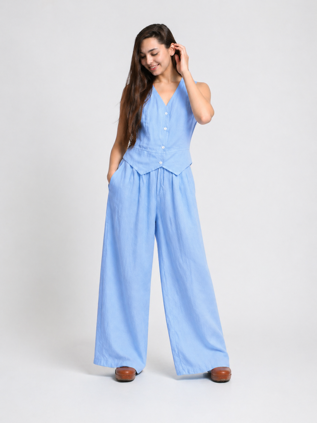 Compleu din in bleu, format din vestă fără mâneci și pantaloni cu picior larg, fotografiat din față