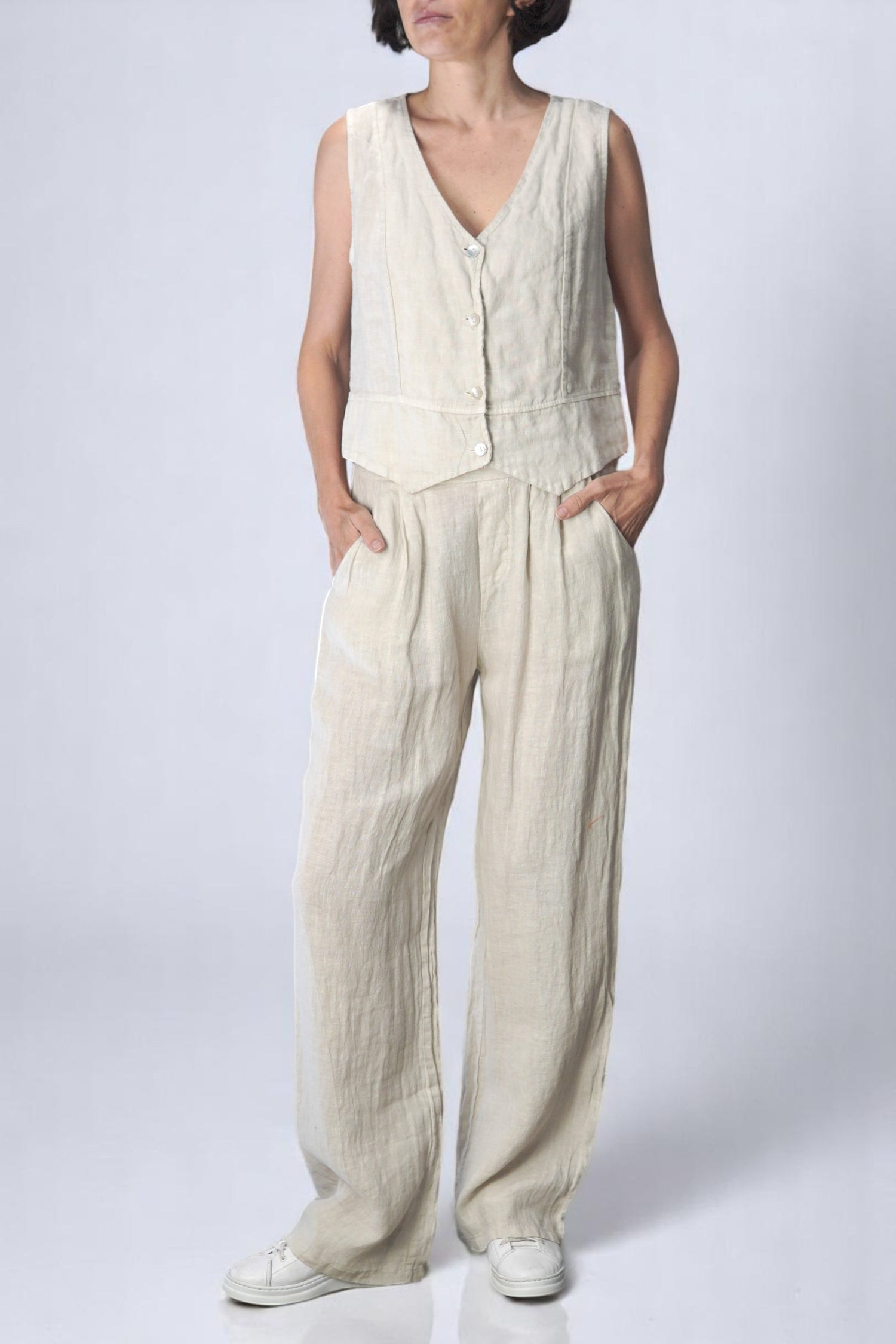Compleu din in crem, format din vestă fără mâneci și pantaloni cu picior larg, fotografiat din față