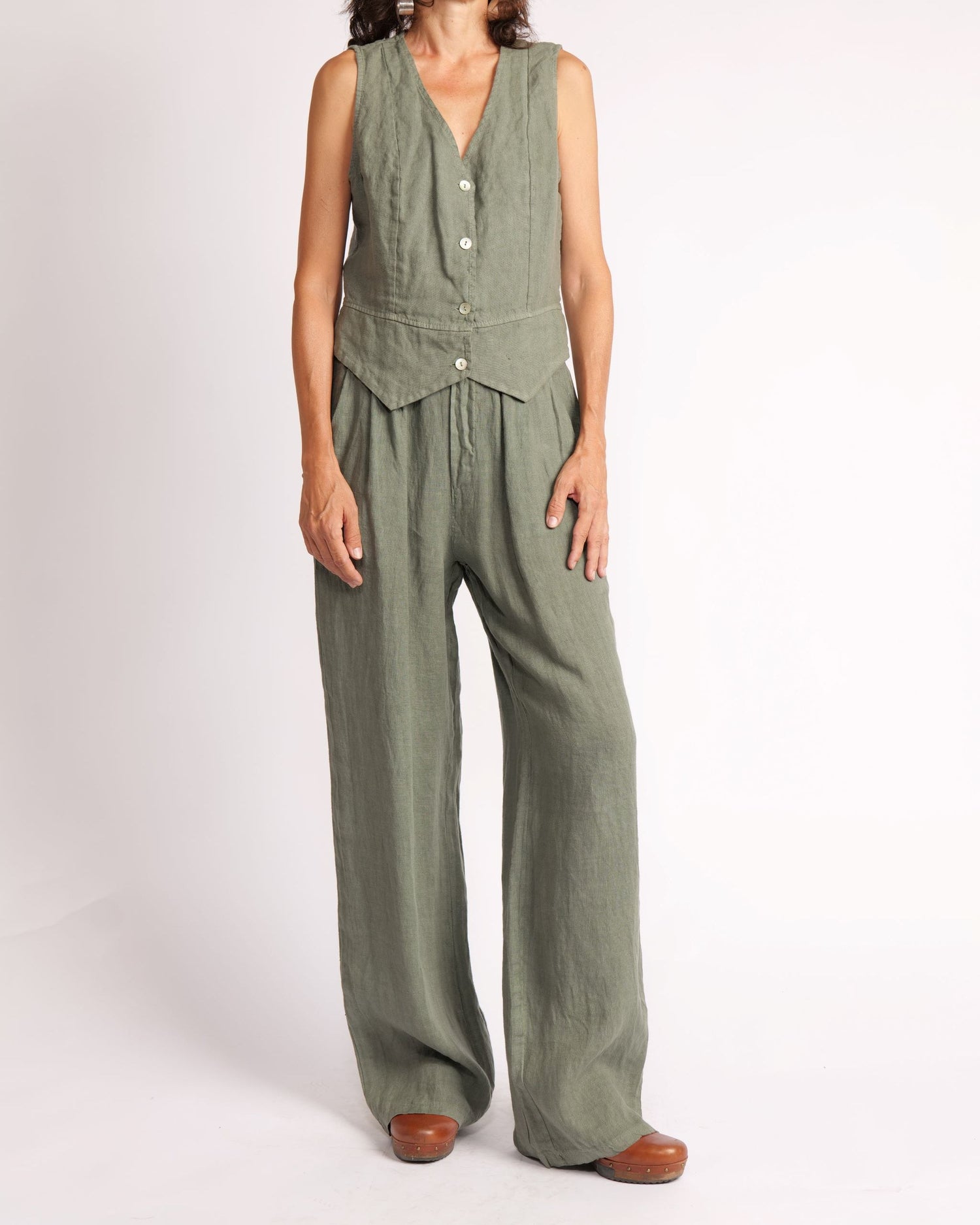 Compleu din in kaki, format din vestă fără mâneci și pantaloni cu picior larg, fotografiat din față