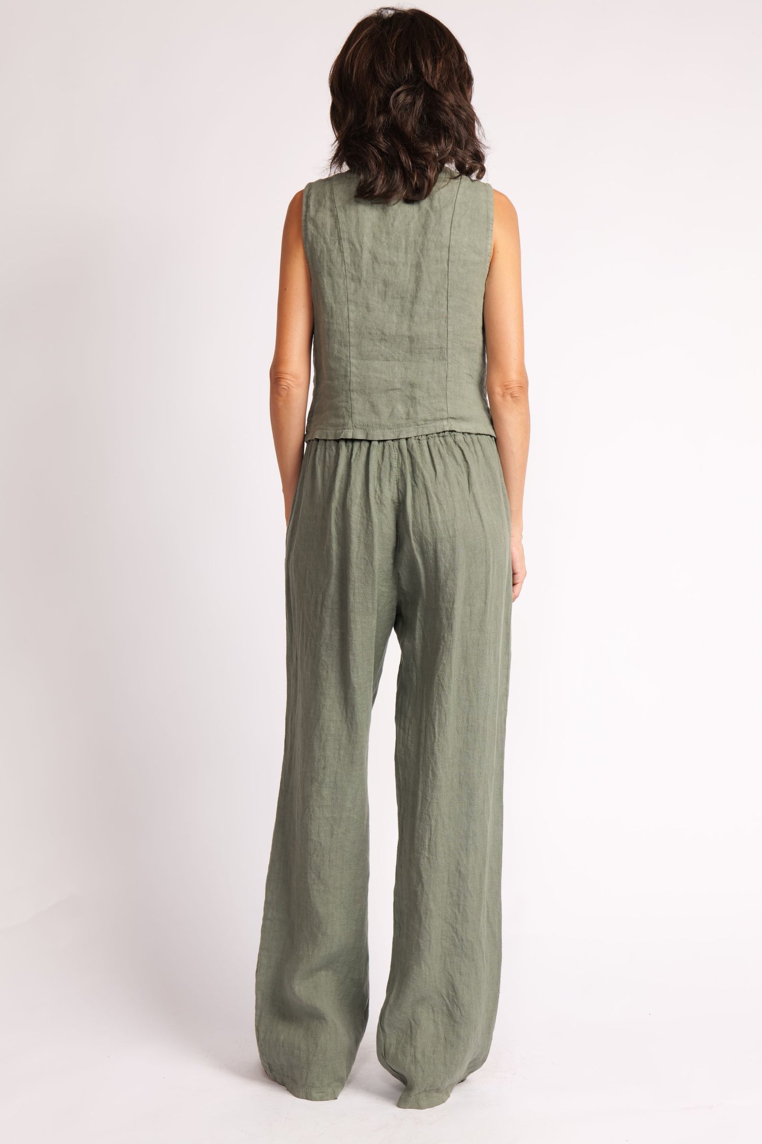 Compleu din in crem, format din vestă fără mâneci și pantaloni cu picior larg, fotografiat din spate