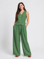 Compleu din in verde, format din vestă fără mâneci și pantaloni cu picior larg, fotografiat din față