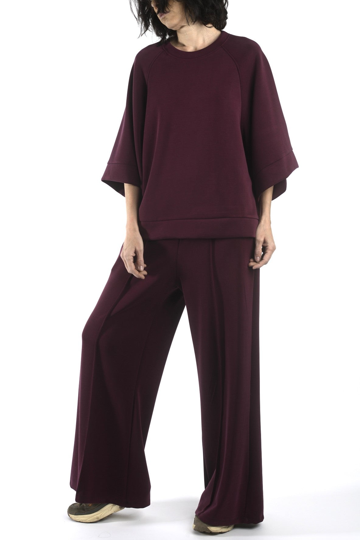 Compleu lejer din vâscoză culoare bordo, cu bluză cu mâneci ample și pantaloni largi, styling minimalist.