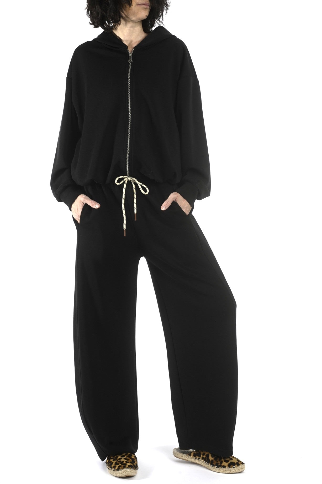 Compleu negru cu hanorac cu glugă și fermoar și pantaloni largi cu talie elastică, fotografie frontală.