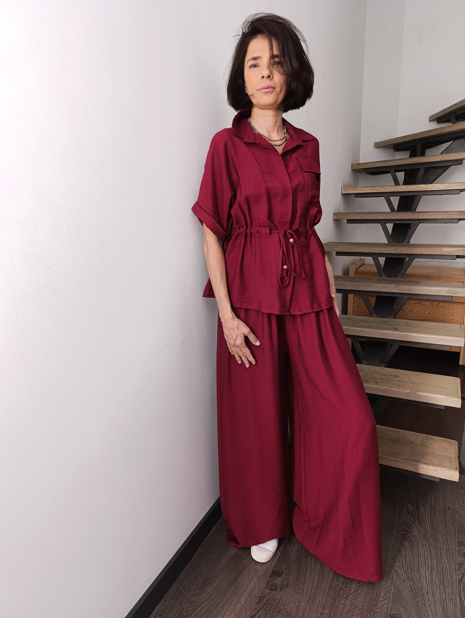Compleu satinat bordo cu bluză cu guler și mâneci scurte, accesorizat cu pantaloni largi