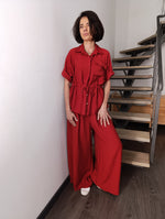 Compleu terracotta din material ușor satinat, cu bluză și pantaloni lejeri