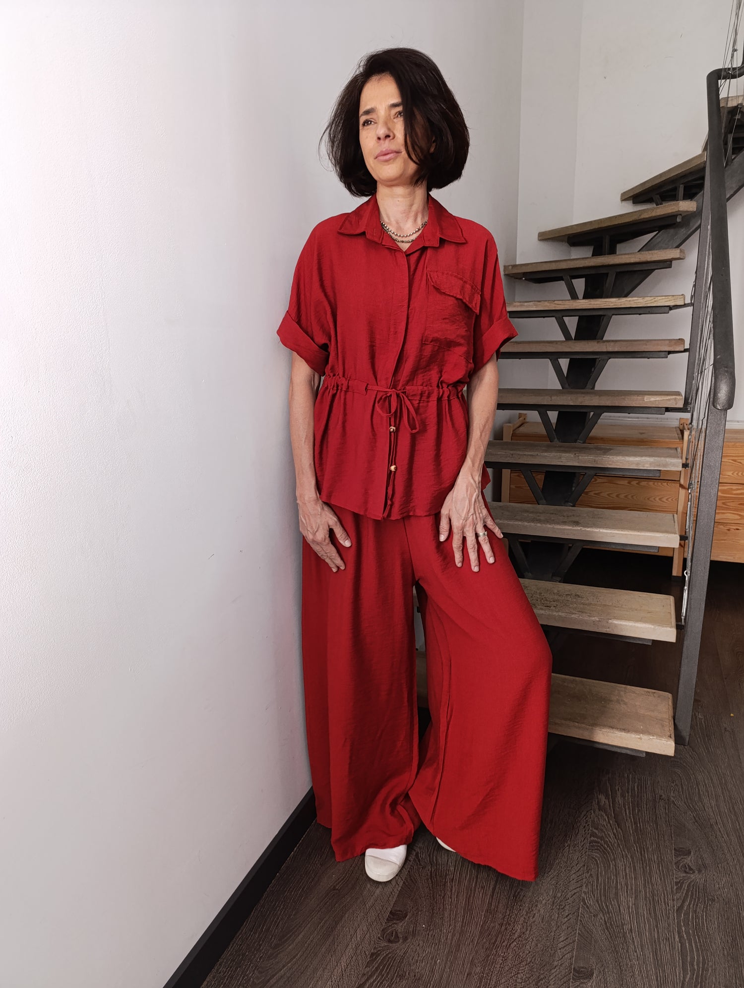 Compleu terracotta din material ușor satinat, cu bluză și pantaloni lejeri