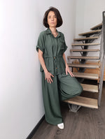 Compleu verde kaki cu pantaloni largi și bluză cu cordon, model sprijinit de treaptă
