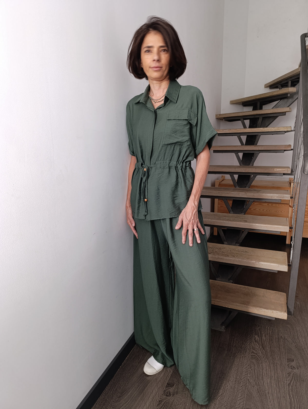 Compleu verde satinat cu pantaloni și bluză cu mâneci suflecate și buzunar frontal