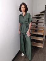 Compleu verde satinat cu pantaloni și bluză cu mâneci suflecate și buzunar frontal