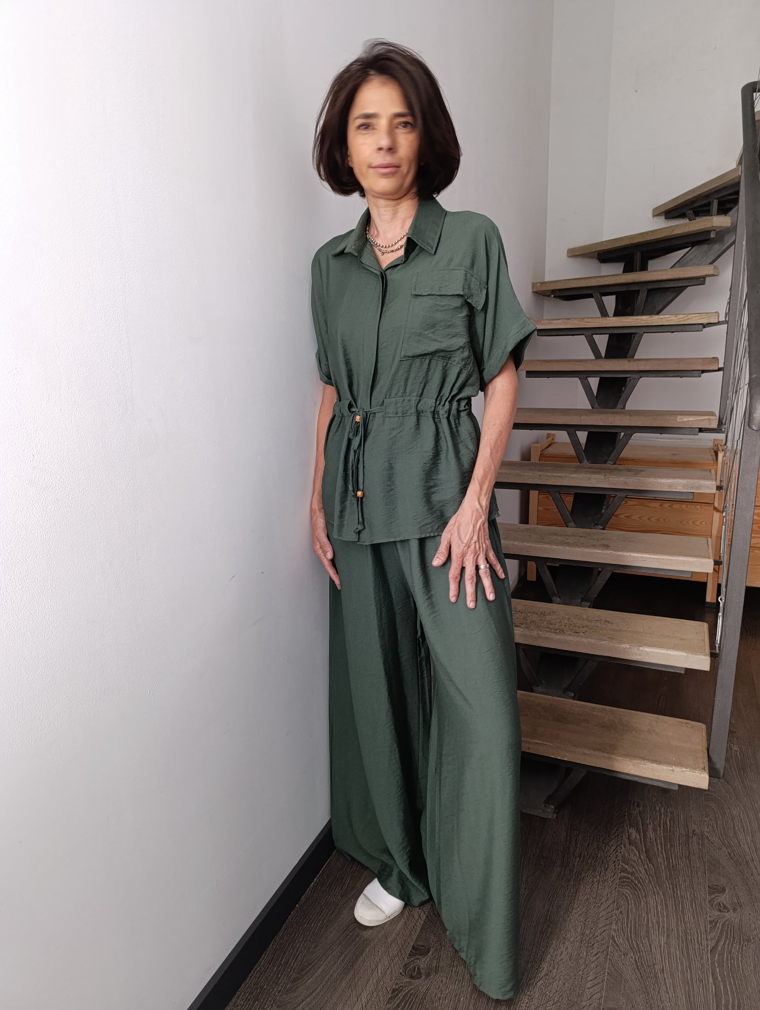 Compleu verde satinat cu pantaloni și bluză cu mâneci suflecate și buzunar frontal
