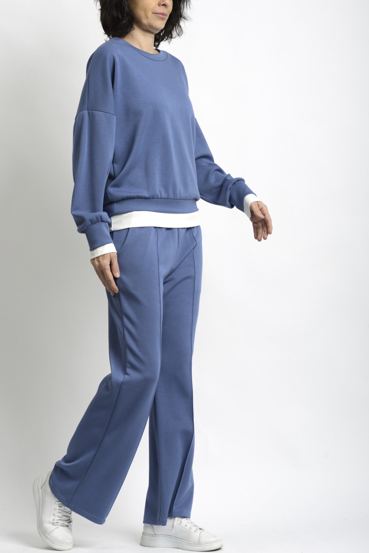 Vedere laterală a compleului de trening cu umeri căzuți și finisaj contrastant din tricot.