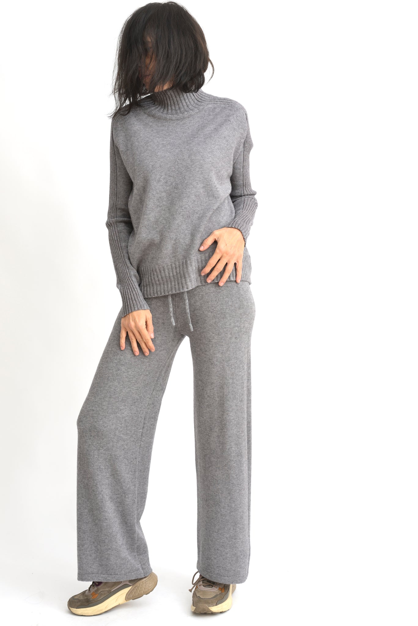 Compleu gri din tricot, cu top lejer și pantaloni largi, ideal pentru ținute confortabile de zi cu zi.