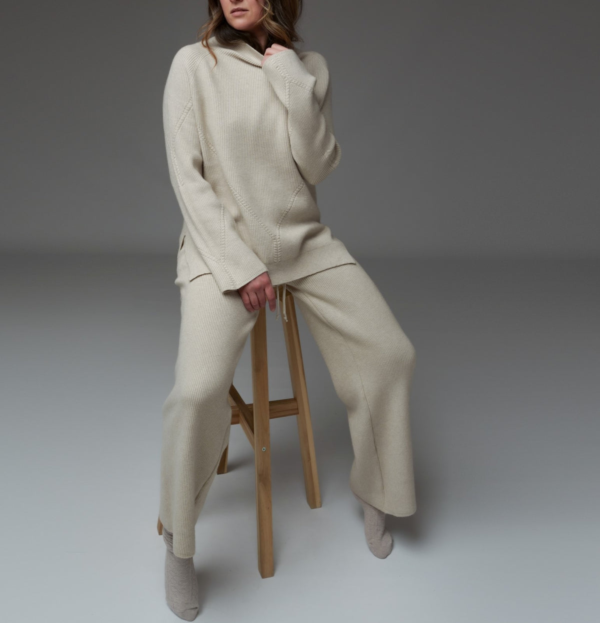 Set din tricot soft în nuanță bej: pantaloni cu talie elastică și bluză asortată, look relaxat.