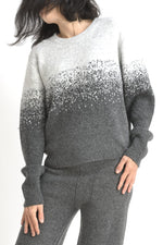 Compleu tricotat degrade în nuanțe de gri, vedere frontală, bluza cu efect ombre și pantaloni lejeri.