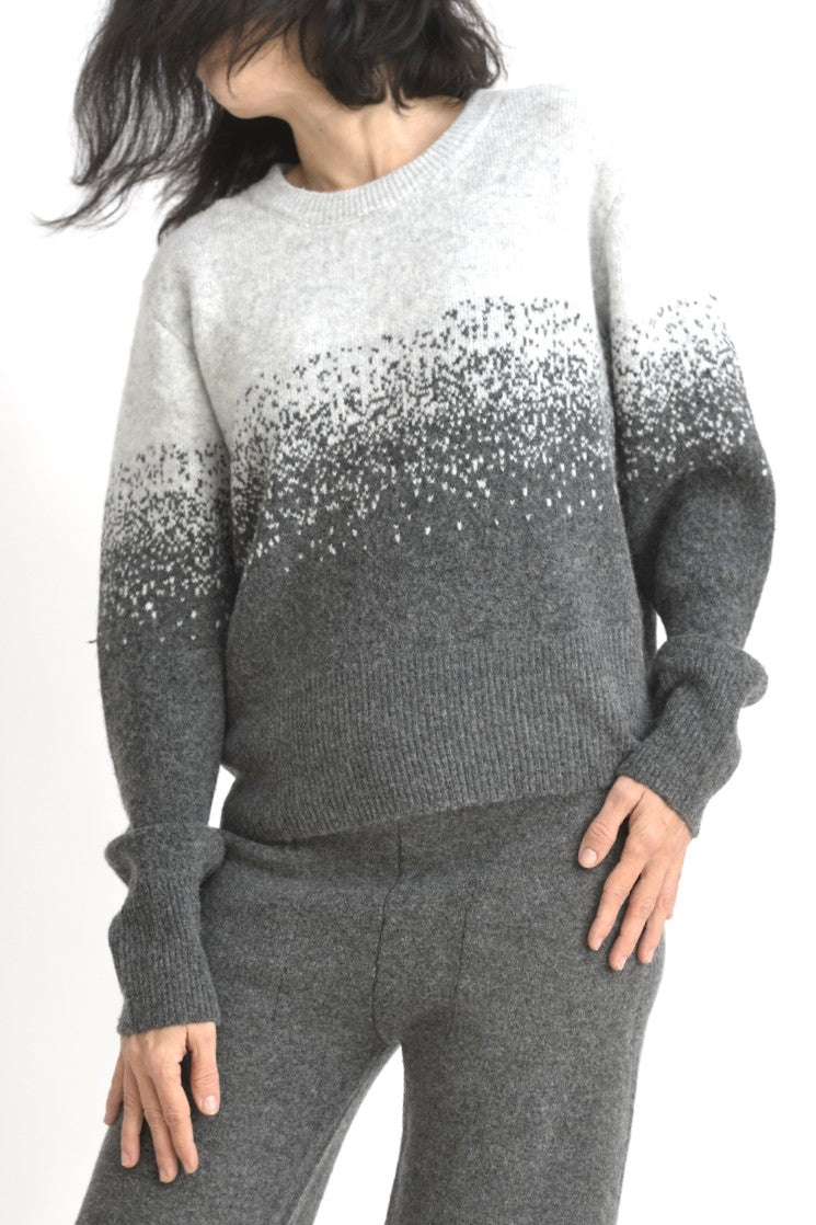 Compleu tricotat degrade în nuanțe de gri, vedere frontală, bluza cu efect ombre și pantaloni lejeri.