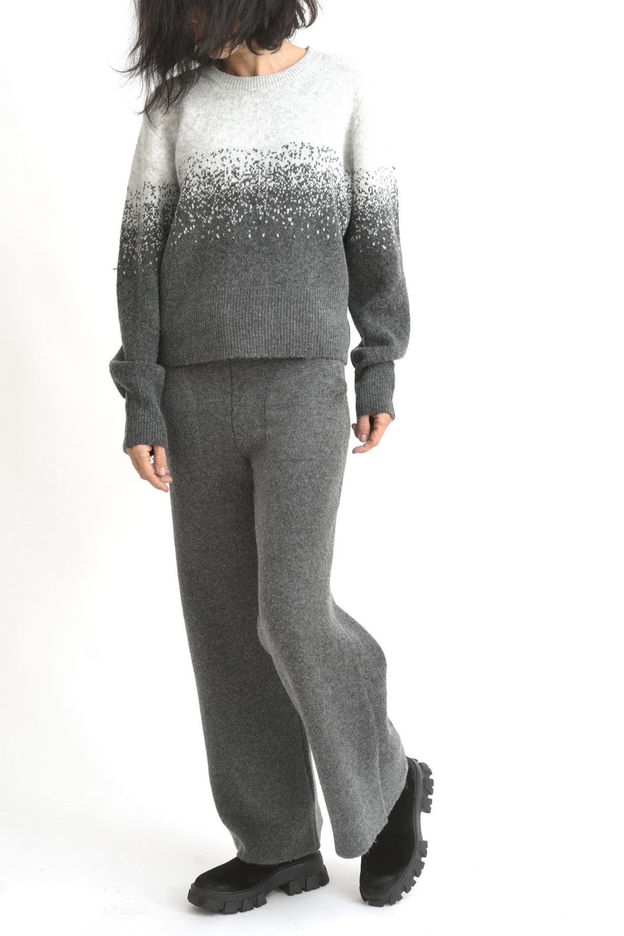 Compleu tricotat degrade, vedere din spate, trecere subtilă a culorii din deschis în închis.