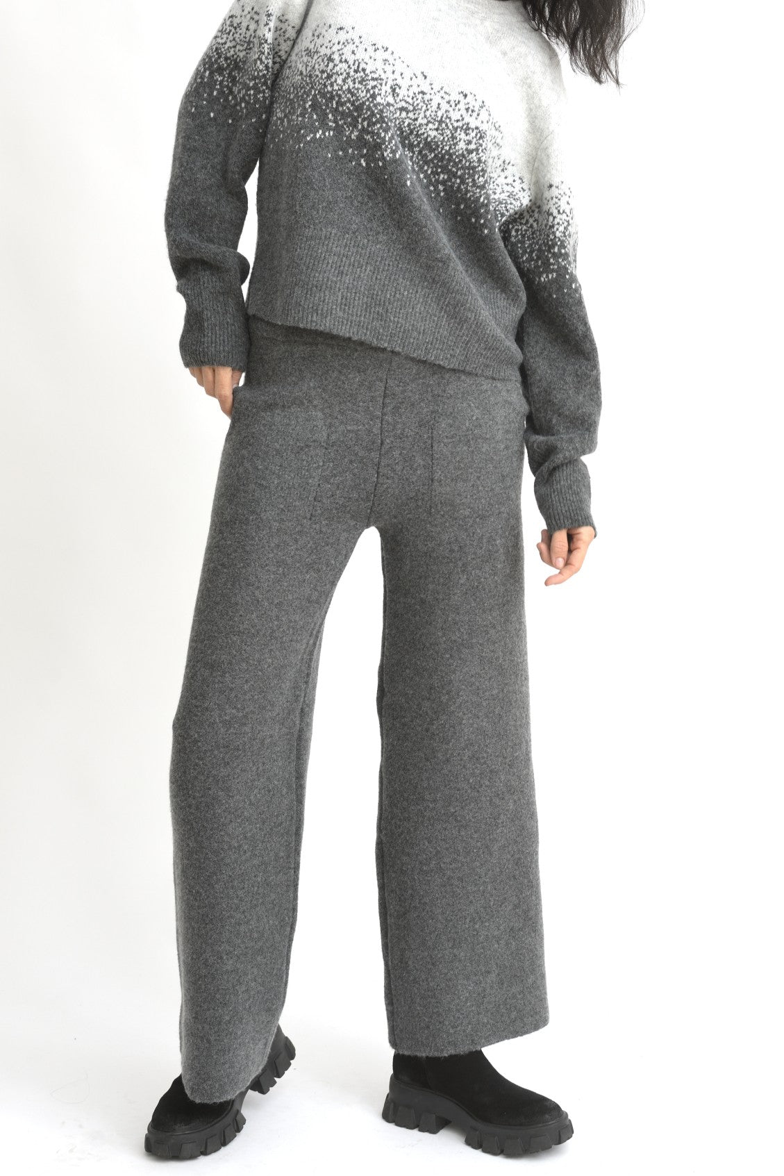 Compleu degrade gri, vedere din lateral, bluza lungă și pantaloni conici tricotati.