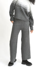 Compleu degrade gri, vedere din lateral, bluza lungă și pantaloni conici tricotati.