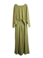 Set verde oliv cu bluză raglan și pantaloni fluidi, styling minimalist.