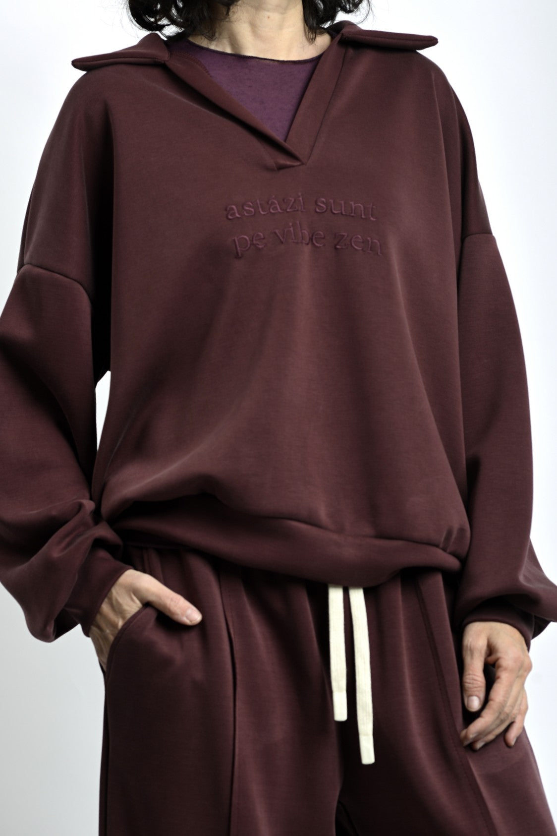 Detaliu broderie text „astăzi sunt pe vibe zen” pe bluză lejeră, material moale cu textură plăcută.