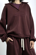 Detaliu broderie text „astăzi sunt pe vibe zen” pe bluză lejeră, material moale cu textură plăcută.