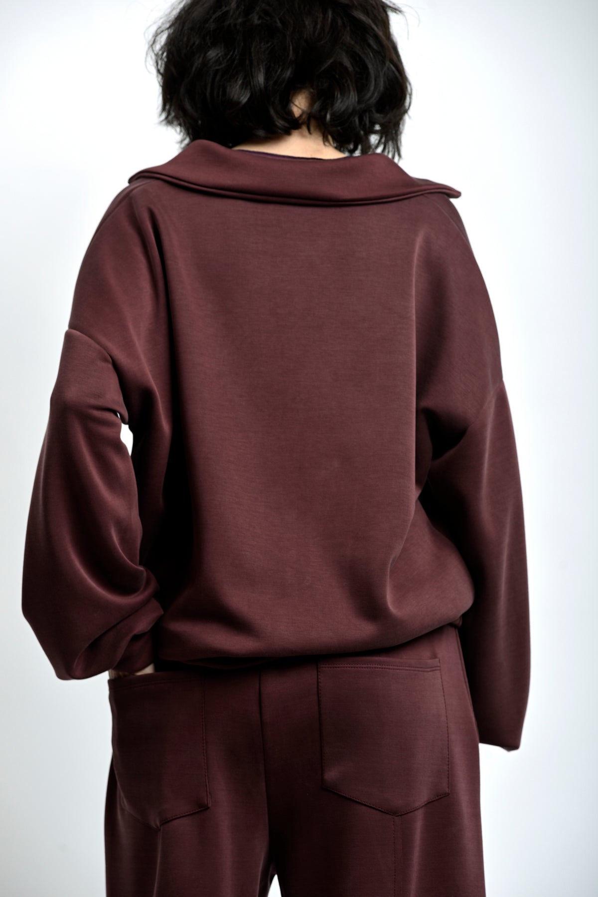 Spatele bluzei din compleu damă lejer, croială relaxată cu umeri căzuți și finisaj curat.